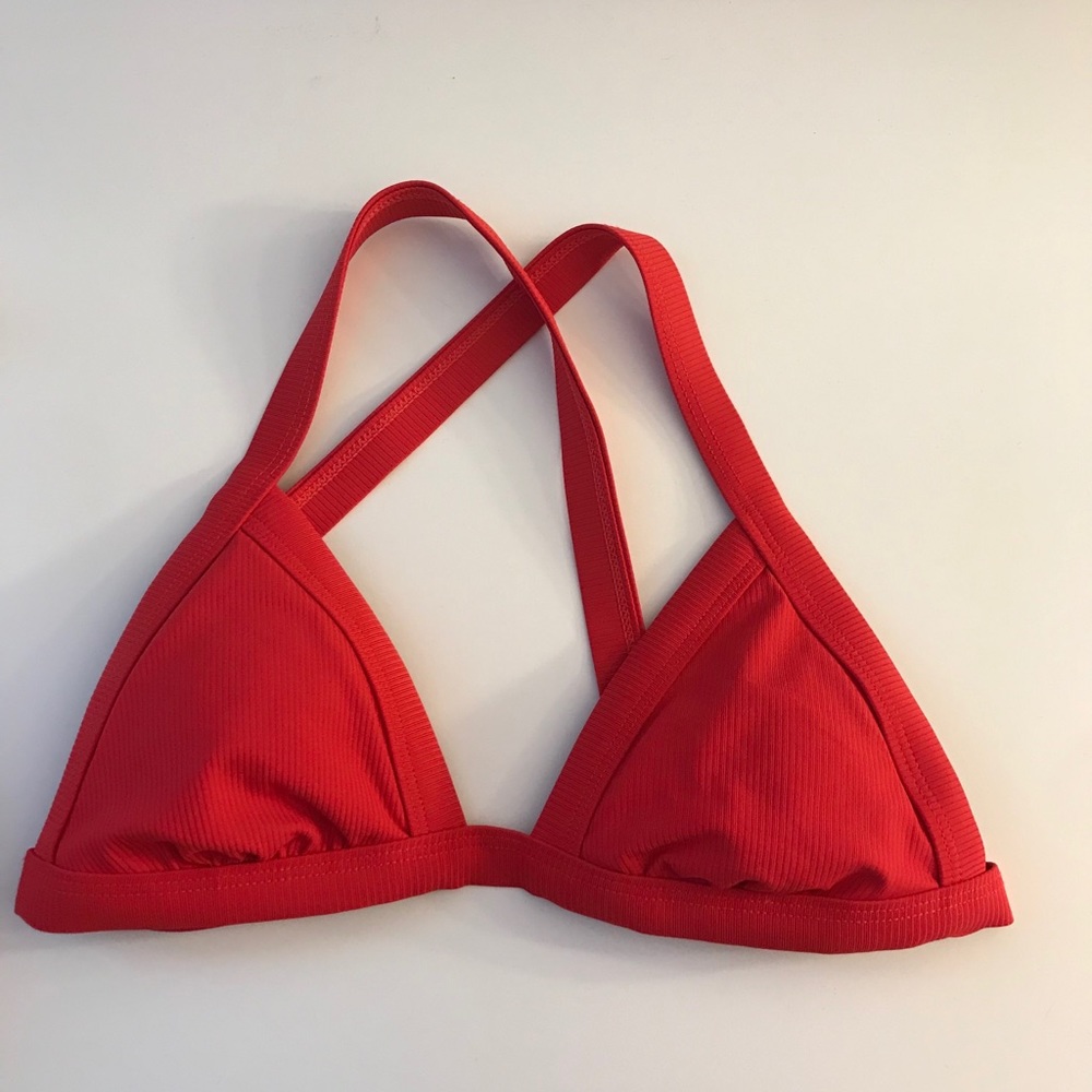Red ribbed bikini top🔥